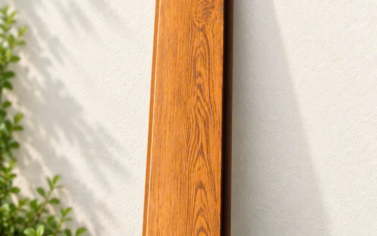 Tấm lam nhôm vân gỗ màu teak vàng dựa vào tường